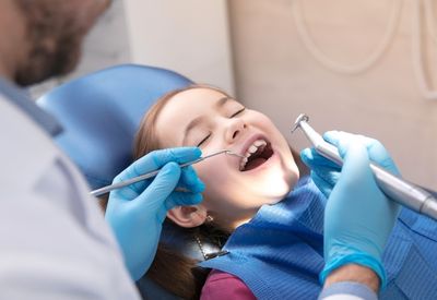 niño en el dentista