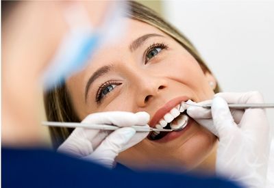 Wie oft sollte man zur Dentalhygiene? fotos web doctor andres 400x275 (2)